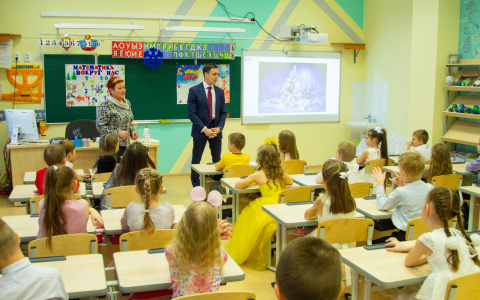 Дмитрий Курдюмов побывал на елке у кировских первоклассников