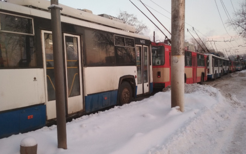 На Октябрьском проспекте образовался затор из-за троллейбусов
