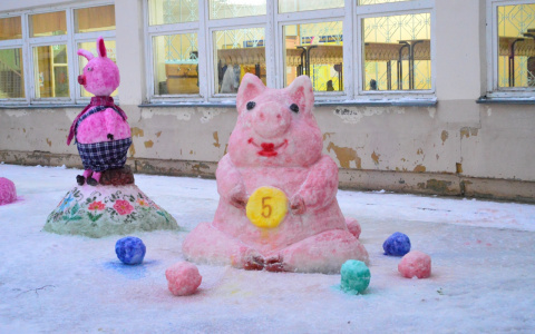 Вечеринка снежных баб, вятский модник и еще 13 фото скульптур из Кировской области