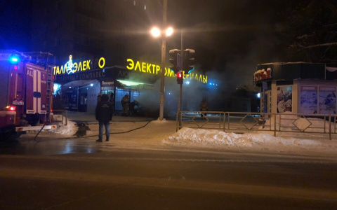 Ночью на «Филейке» у магазина вспыхнула «четырнадцатая»