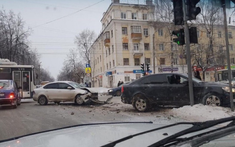 В центре Кирова столкнулись иномарки: от удара одна из них вылетела на тротуар