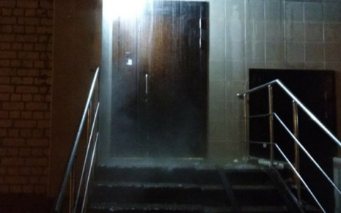 В Кирове гейзер из горячей воды затопил подъезд жилого дома