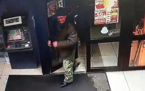 В Кирове объявили в розыск мужчину, который забрал из банкомата забытые деньги