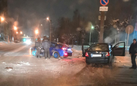 В Кирове у АЗС столкнулись две иномарки: от удара одна из машин въехала в столб