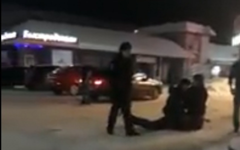 В УМВД рассказали о судьбе мужчин, напавших на полицейских у клуба в Чепецке