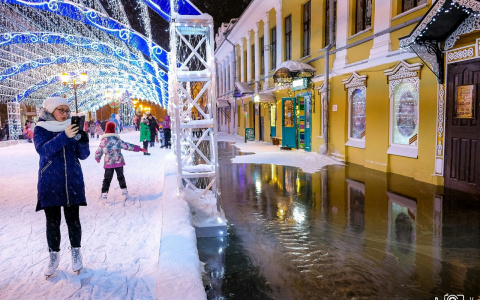 "Продавцы спасали товар и делали дамбы из снега": очевидец рассказал о потопе у катка на улице Спасской