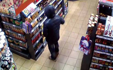 В Кировской области сотрудники и покупатели магазина задержали вора с оружием