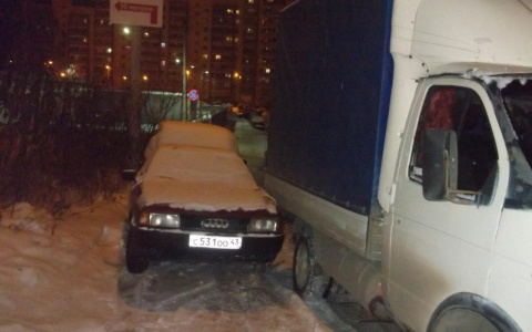 В Кирове «Газель» не смогла заехать в горку и въехала в припаркованные авто