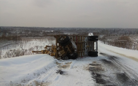 В Кировской области несколько большегрузов перевернулись на обледенелой трассе
