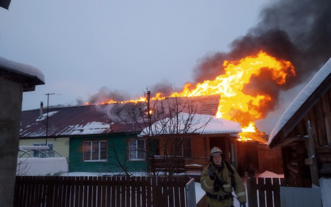 «2-летнюю малышку вынесли в одних колготках»: в Кирове сгорел 4-квартирный дом