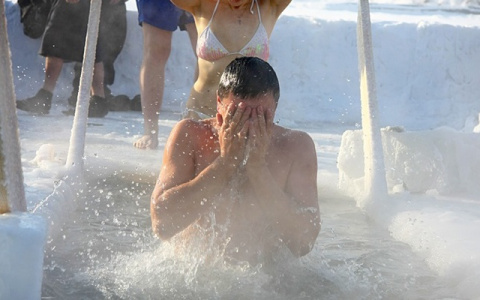 "Окунание — это нагрузка на организм": кировский врач рассказал правила посещения купели