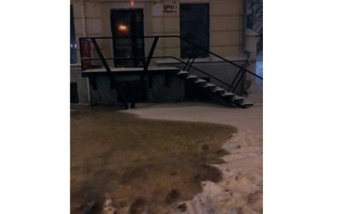 В Кирове затопило улицу Герцена: 11 жилых домов остались без воды