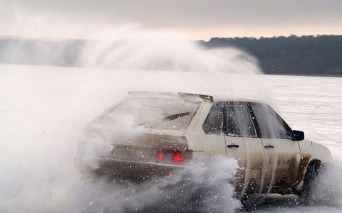 Жители Кирова устроили опасные гонки по льду озера Русское