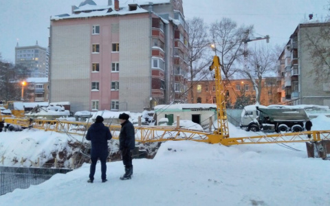 В центре Кирова на стройке упал кран