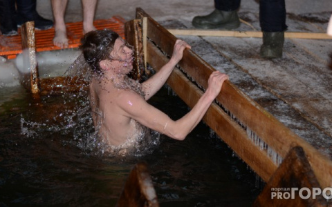 Кировский священник рассказал, как правильно пить святую воду и что нельзя делать в Крещение