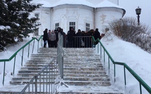 В Кирове образовались огромные очереди за святой водой
