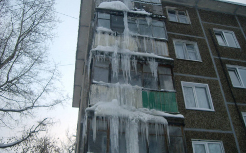 В Кирове на доме образовалась сосулька в 4 этажа