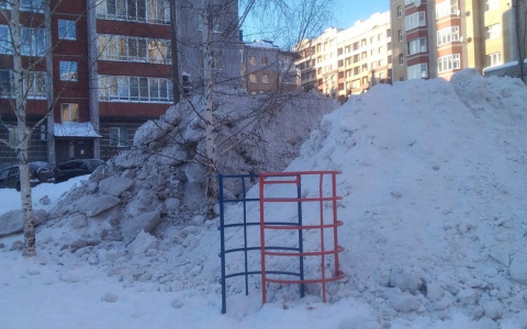 В Кирове детскую площадку завалили снегом со двора