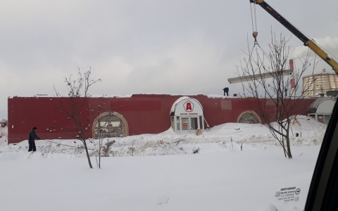 В Кирове начали разбирать здание магазина "Антибуржуй"