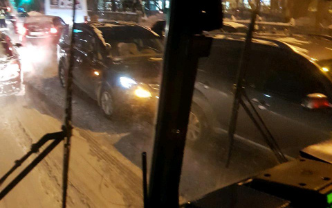 В Кирове у ОЦМ столкнулись 4 машины и автобус