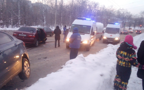 На Октябрьском проспекте произошло тройное ДТП