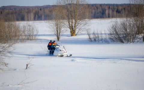 Кировские спасатели на снегоходах и санях довезли медиков для оказания помощи больной