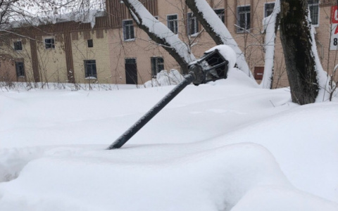 В Кирове трактор расчищал тротуар и погнул фонарь