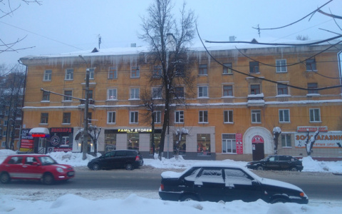 До первого несчастного случая: фото опасных сосулек на улицах Кирова