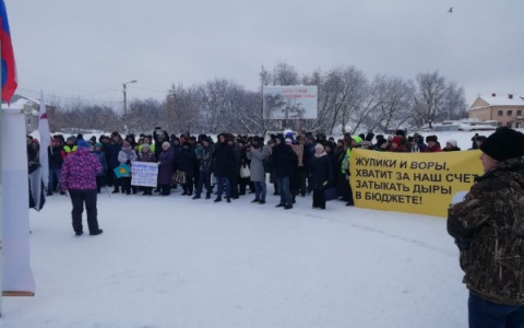 150 человек пришли на митинг против мусорной реформы в Кирове