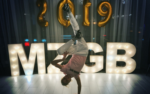 Видео: 15-летняя танцовщица из Кирова пьет чай, стоя на голове