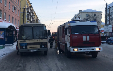 В Кирове второй раз за два дня загорелся автобус