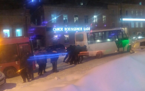 На улице Ленина буксующие автобусы толкают пассажиры, полиция и судебные приставы