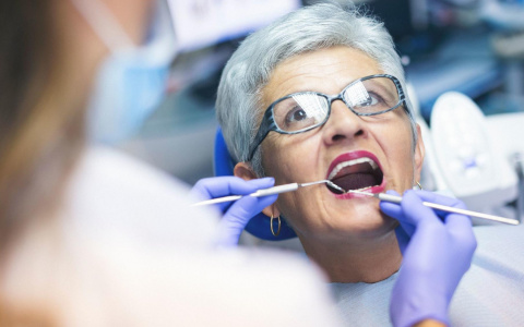 Протезирование зубов для пенсионеров: доступно и реально