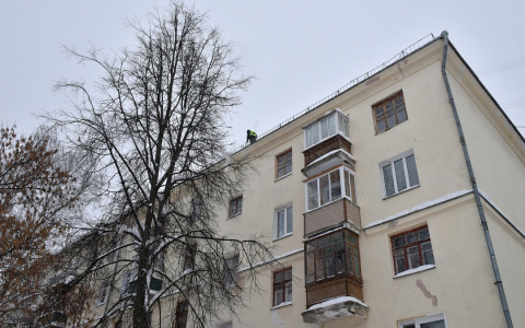 За день в Кирове очистили 600 крыш от снега