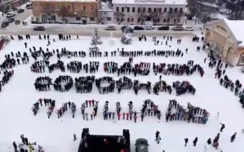 Видео: в Слободском десятки горожан вышли на главную площадь города