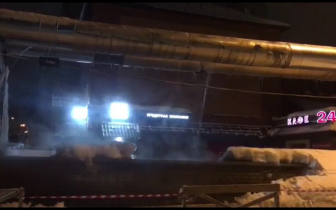 В Кирове на улице Преображенской прорвало трубу с горячей водой