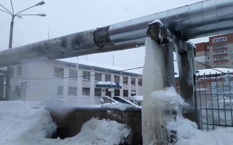 Известно, когда будут чинить теплотрассу в центре Кирова, из которой бежит горячая вода