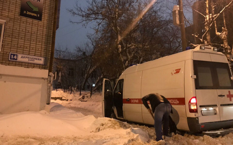 В Кирове скорая застряла во дворе в снежной каше