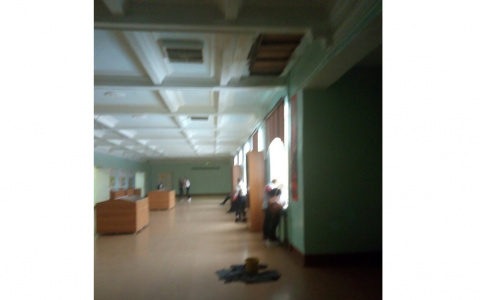 В мэрии прокомментировали обвал потолка в кировской школе