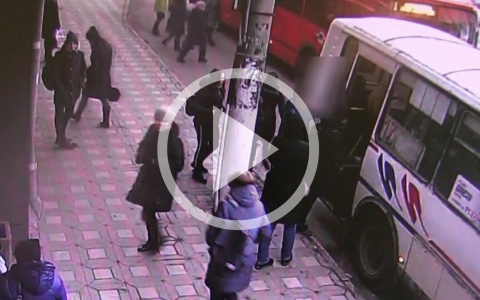 Видео: женщина украла на остановке у ТЦ "Крым"  24 тысячи рублей