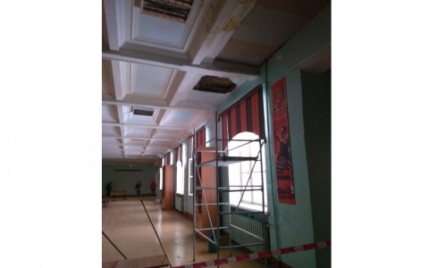 В Кирове временно закрыли школу, в которой обвалился потолок