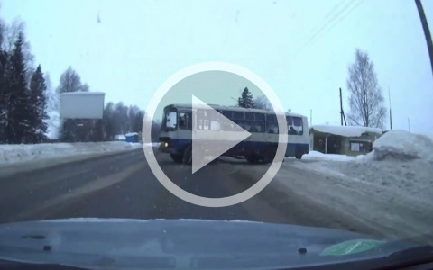Видео: водитель автобуса чуть не спровоцировал страшное ДТП в Кировской области