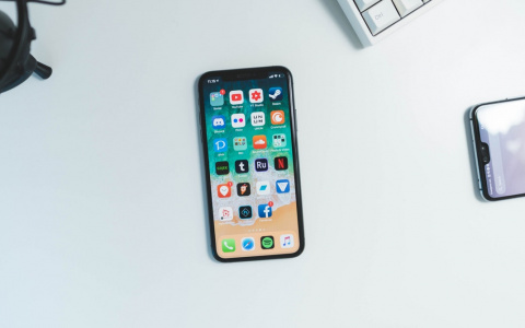 Мужчины чаще дарят наушники, женщины - iPhone XR: статистика из кировских магазинов