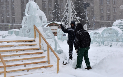 На Театральной площади начали демонтировать ледовые фигуры
