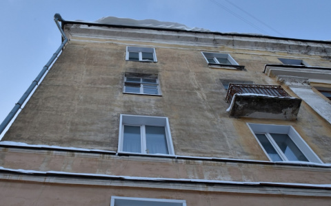 В Кирове на двухлетнего ребенка с крыши упала снежная глыба