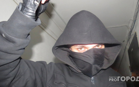 В Кирове разыскивают мужчину, обокравшего салон сотовой связи