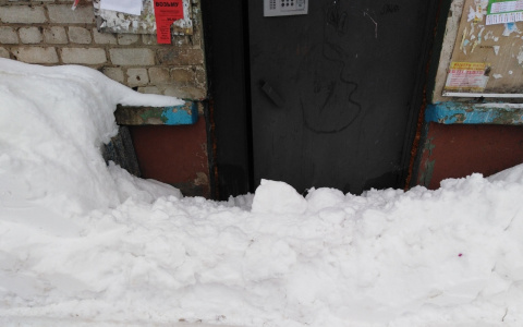 В Кирове трактор чистил двор и заблокировал снегом выход из подъезда