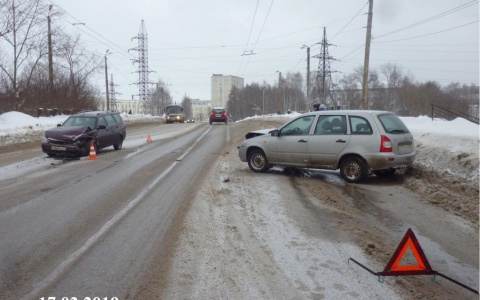 За сутки на путепроводе у ОЦМ из-за колеи произошли 3 аварии: есть пострадавшие