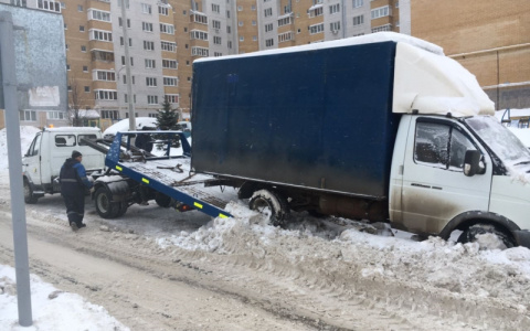 В Кирове будут бесплатно переставлять автомобили, которые мешают уборке улиц