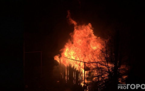В Кировской области дотла сгорел дом с двумя жильцами внутри